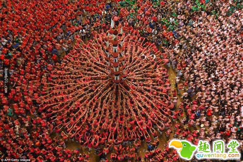 这就是西班牙两年一度的「最猛人体叠罗汉比赛」，当看到最高的队伍你肯定会觉得这个民族真的太狂了！