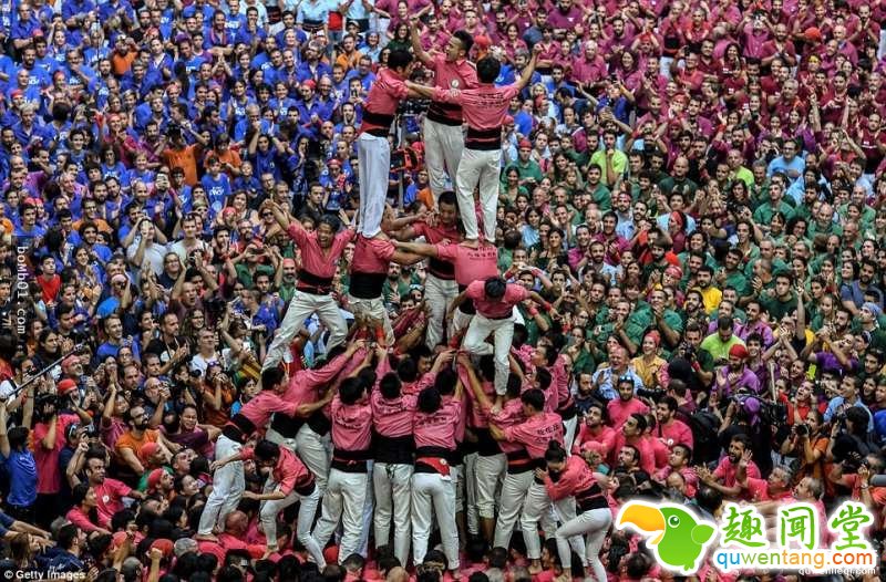 这就是西班牙两年一度的「最猛人体叠罗汉比赛」，当看到最高的队伍你肯定会觉得这个民族真的太狂了！