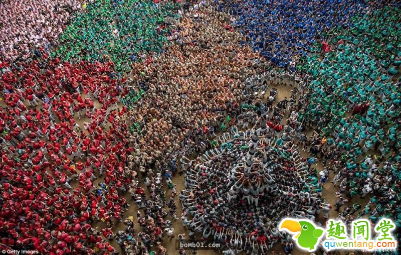 这就是西班牙两年一度的「最猛人体叠罗汉比赛」，当看到最高的队伍你肯定会觉得这个民族真的太狂了！