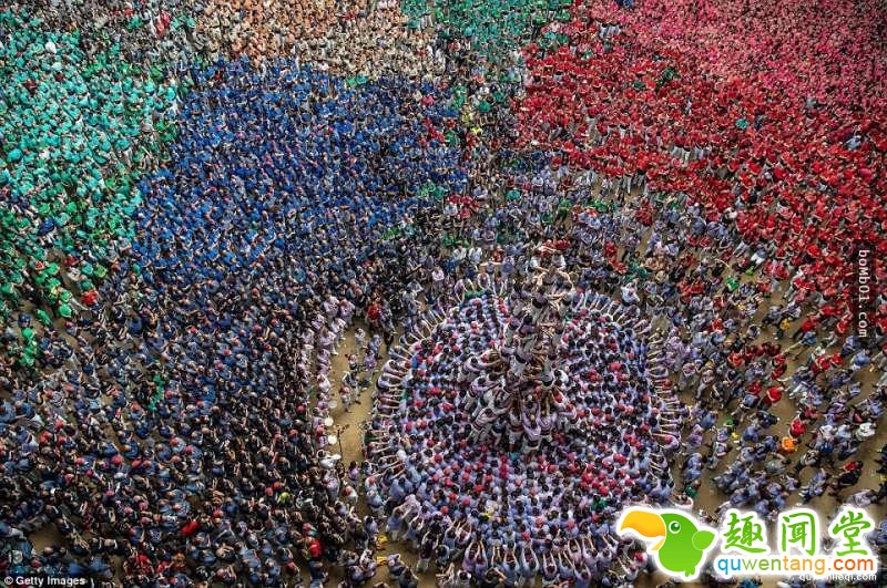 这就是西班牙两年一度的「最猛人体叠罗汉比赛」，当看到最高的队伍你肯定会觉得这个民族真的太狂了！