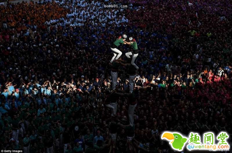 这就是西班牙两年一度的「最猛人体叠罗汉比赛」，当看到最高的队伍你肯定会觉得这个民族真的太狂了！