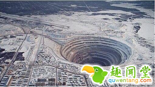 自从人类了解到地球是一个球体后，科学家一直试图探索地球深处的秘密，许多的文学和影视作品都深刻的反应了这一点，但由于科技水平发展有限，至今人们对地球深处的了解也仍然在一定限度内。在上世纪的冷战中，美苏两个超级大国也为此展开了竞争，目前世界上仅存的最深的科拉超深钻洞就是两个大国竞争的产物，科学家在打穿地壳边界的那一刻发生了一件不可思议的事，当时科学家都惊呆了。