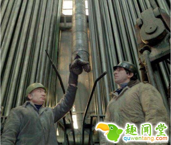 自从人类了解到地球是一个球体后，科学家一直试图探索地球深处的秘密，许多的文学和影视作品都深刻的反应了这一点，但由于科技水平发展有限，至今人们对地球深处的了解也仍然在一定限度内。在上世纪的冷战中，美苏两个超级大国也为此展开了竞争，目前世界上仅存的最深的科拉超深钻洞就是两个大国竞争的产物，科学家在打穿地壳边界的那一刻发生了一件不可思议的事，当时科学家都惊呆了。