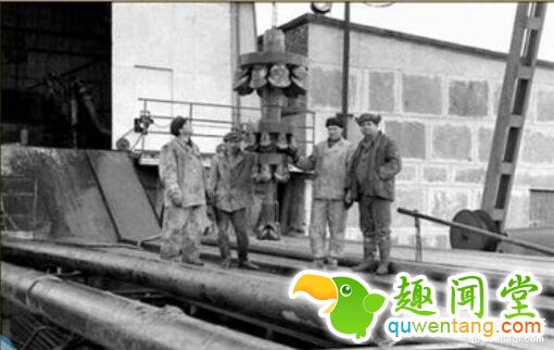 自从人类了解到地球是一个球体后，科学家一直试图探索地球深处的秘密，许多的文学和影视作品都深刻的反应了这一点，但由于科技水平发展有限，至今人们对地球深处的了解也仍然在一定限度内。在上世纪的冷战中，美苏两个超级大国也为此展开了竞争，目前世界上仅存的最深的科拉超深钻洞就是两个大国竞争的产物，科学家在打穿地壳边界的那一刻发生了一件不可思议的事，当时科学家都惊呆了。