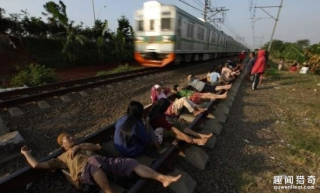 印尼民众集体卧轨说是为治?。坎畹阋晕? />
          <h2>印尼民众集体卧轨说是为治?。坎畹阋晕?/h2>
          </a>
          <p><span id=