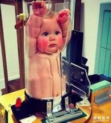 小男孩被“塞进”玻璃瓶，真相原来如此