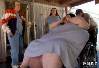 澳洲600斤女孩临盆时出动救护车，生下小孩