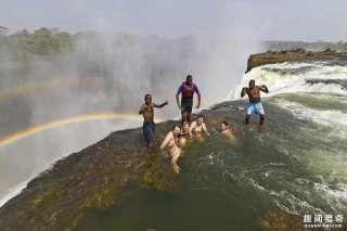 世界闻名的魔鬼泳池，很多游泳健将在这里