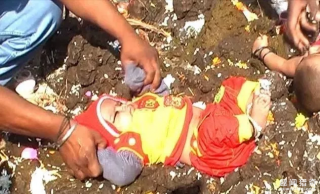 恶心风俗：印度村民用牛粪为孩子洗澡！