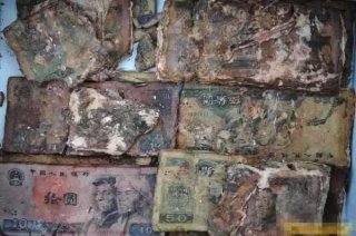 大妈存钱不存银行直接埋在床底下，挖出后