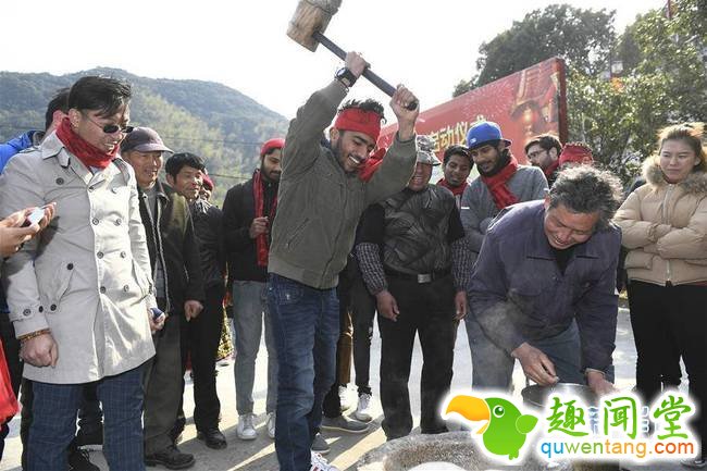 2月4日，来自印度的留学生在体验打年糕。春节临近，近100位外国友人应邀来到浙江省宁波市奉化区尚田镇鸣雁村，体验舞龙、写春联、打年糕、剪窗花等传统民俗活动，迎接新春佳节。   新华社记者 黄宗治 摄