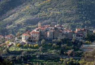 这个300人微型国家，废旧餐厅当皇宫，人人