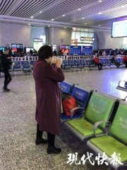 大妈带5斤米酒乘高铁被拒 当场豪饮半桶