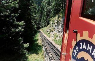 瑞士最陡峭列车运行超百年 “翻山越岭”