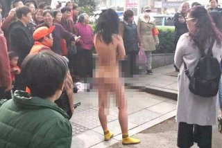 辣眼睛！女贼失手被过路男子抓住 为逃跑