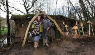 英夫妇林间造“霍比特小屋”被指违规