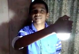 超能力？印度一男孩身体触碰灯泡能将其点