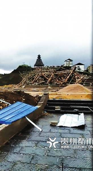 当天上午，凯里天气晴朗，不少市民纷纷出门踏青，下午3时许，突然狂风大作，接着，一场倾盆大雨骤然而来，随后又戛然而止。大风造成部分建筑损毁，凯里东站附近一座鼓楼也被狂风吹得轰然倒塌。城区、郊区多处树木倒伏，民宅屋顶损坏。