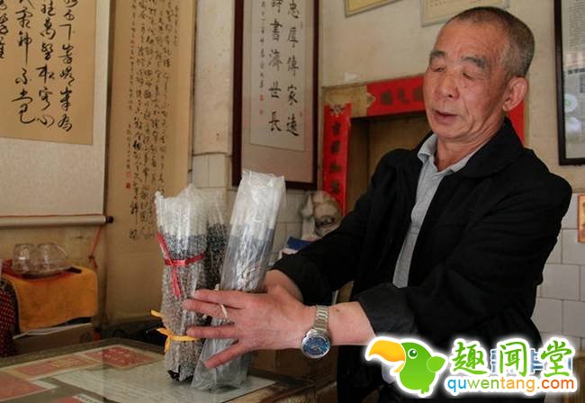 桂焕兰的第二个儿子张曜壬，主要负责选购材料，“笔杆要去江浙一带进，每年去两三次；毫毛更讲究，羊毛、野兔毛、黄鼠狼毛，都要去东三省进。以前是母亲和我一起去，现在她在昆明?？?，我过去挑货！”（新华网 念新洪 摄影报道）