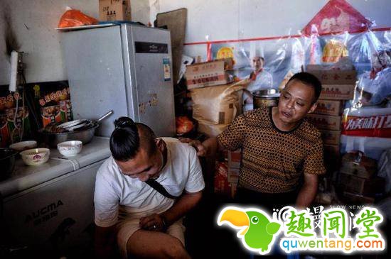 △张云安慰孩子父亲（左），事情都过去了，孩子没事就好。