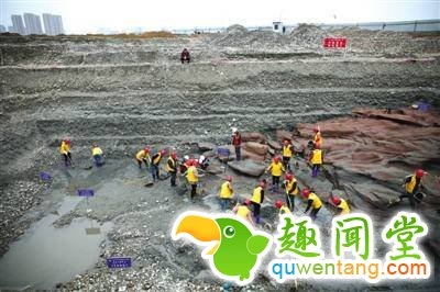 考古人员在围堰内进行考古挖掘。围堰式挖掘在国内考古领域还是首创。