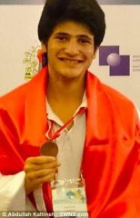 叙利亚男孩用老式手机自学成才 逆袭成剑